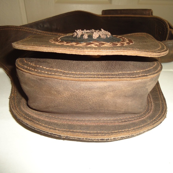 TERUPATI BALAJI EXPOAHOUS HAND MADE LEATHER GOODS Belt Bag - Picture 5 of 14